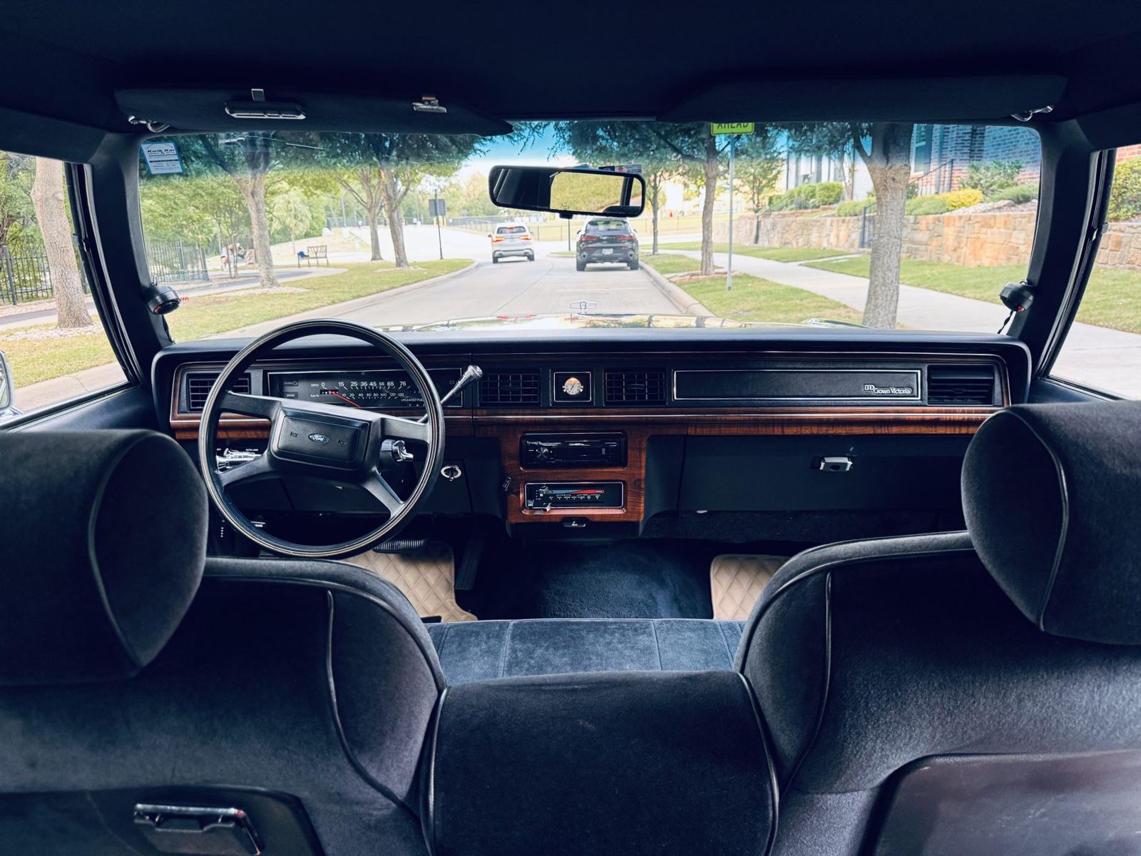 Dashboard and steering wheel seen from the back seat