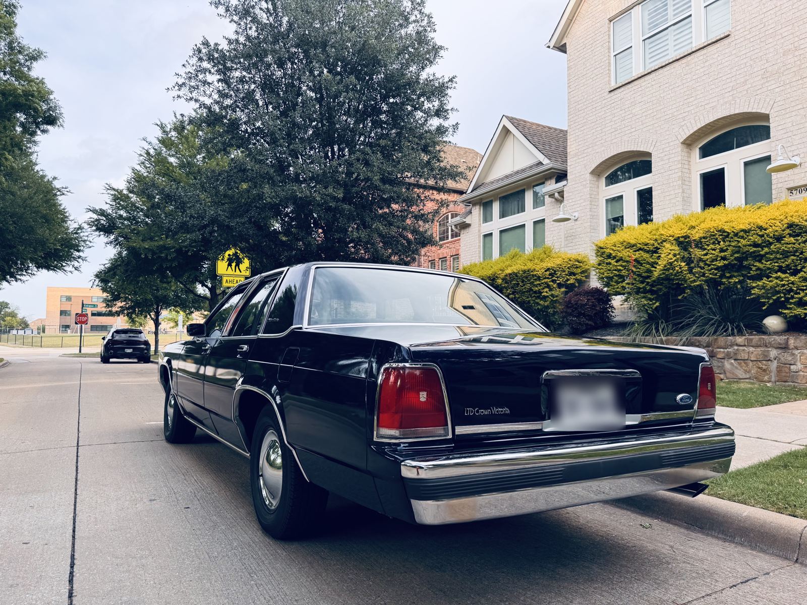 Rear three-quarter view in front of a house